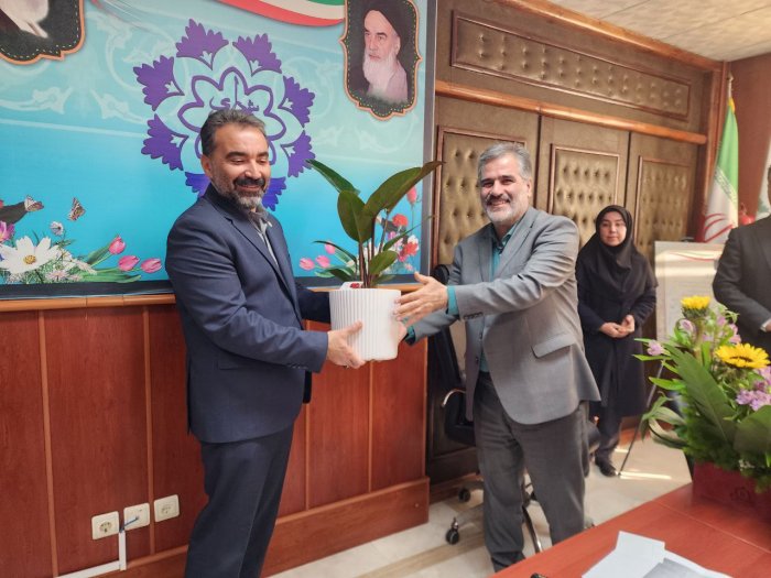 یک قاب خاطره  عکس یادگاری کارکنان در آخرین روزهای سال 1402 و دیدار با مهندس کشمیری و تبریک 25 اسفند ماه -  روز ملی شهردار
