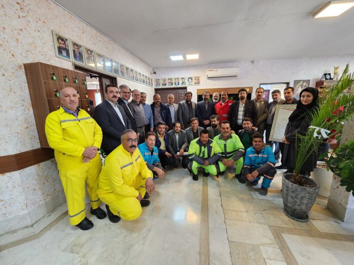 یک قاب خاطره  عکس یادگاری کارکنان در آخرین روزهای سال 1402 و دیدار با مهندس کشمیری و تبریک 25 اسفند ماه -  روز ملی شهردار