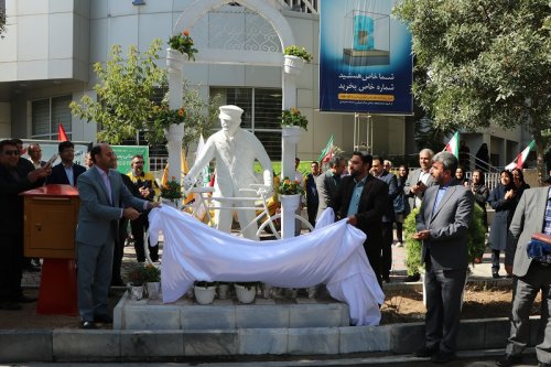 رونمایی المان پست چی در روز جهانی پست هدیه شهردار