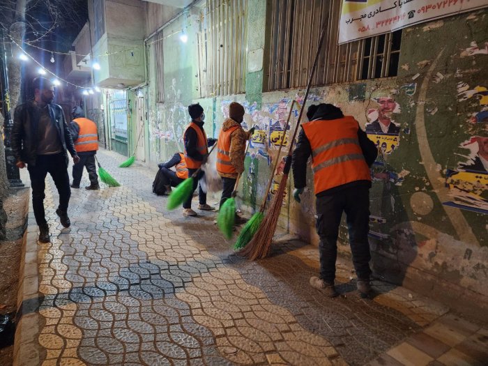 همت بلند کارگران شهرداری در نظافت شهر : چهره مخدوش شهر از پوستر پاکسازی می شود.